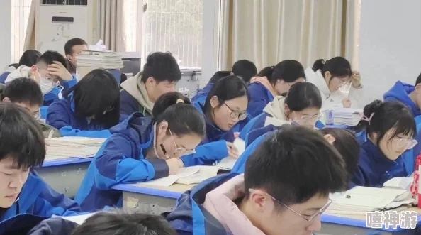 老师用力插学生们奋力学习新学期进步显著课堂气氛活跃