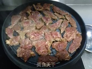 热门美食攻略：奶块生牛肉获取秘籍及烤牛肉制作新法